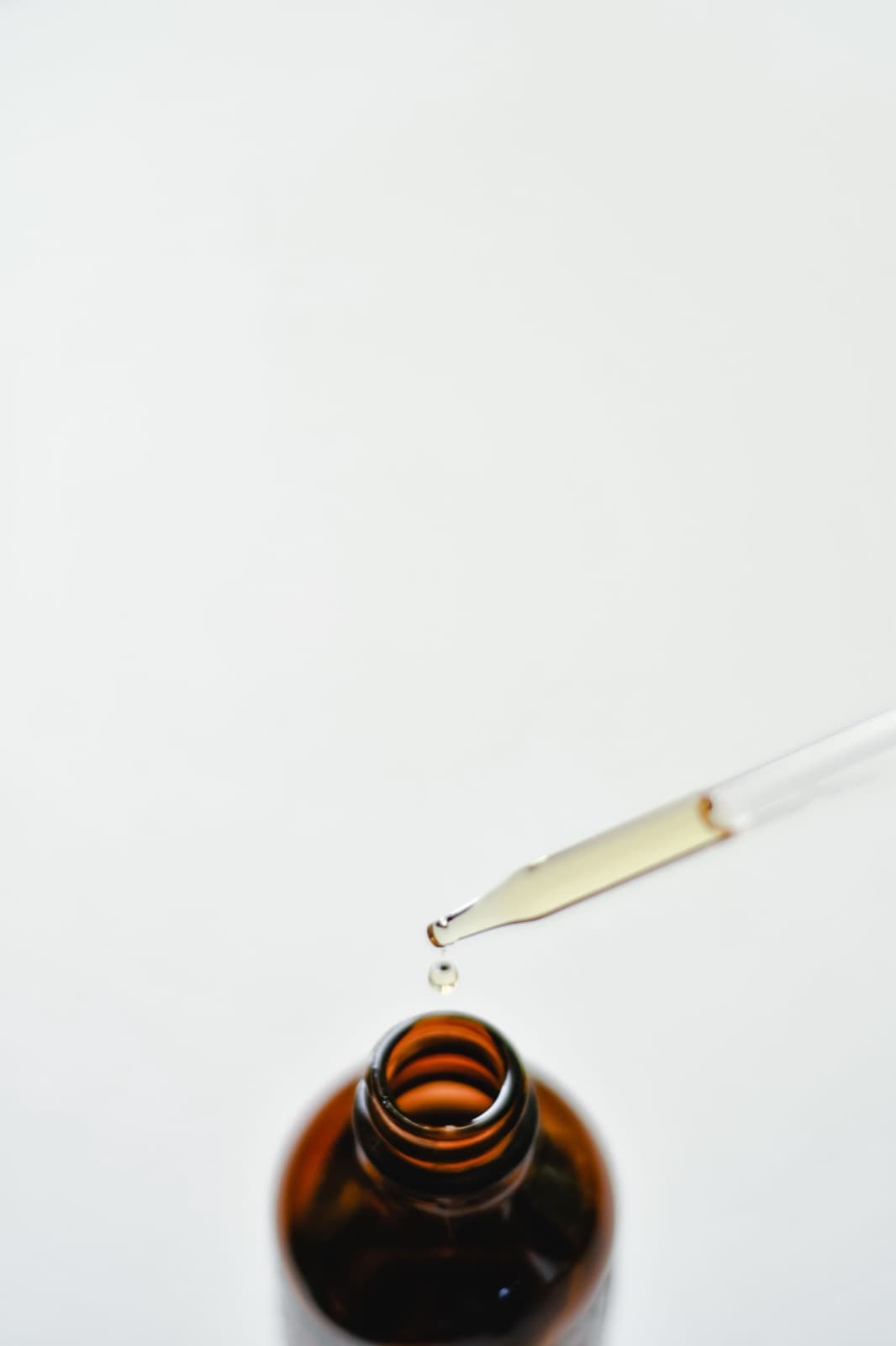 Goutte d'huile au bout d'une pipette